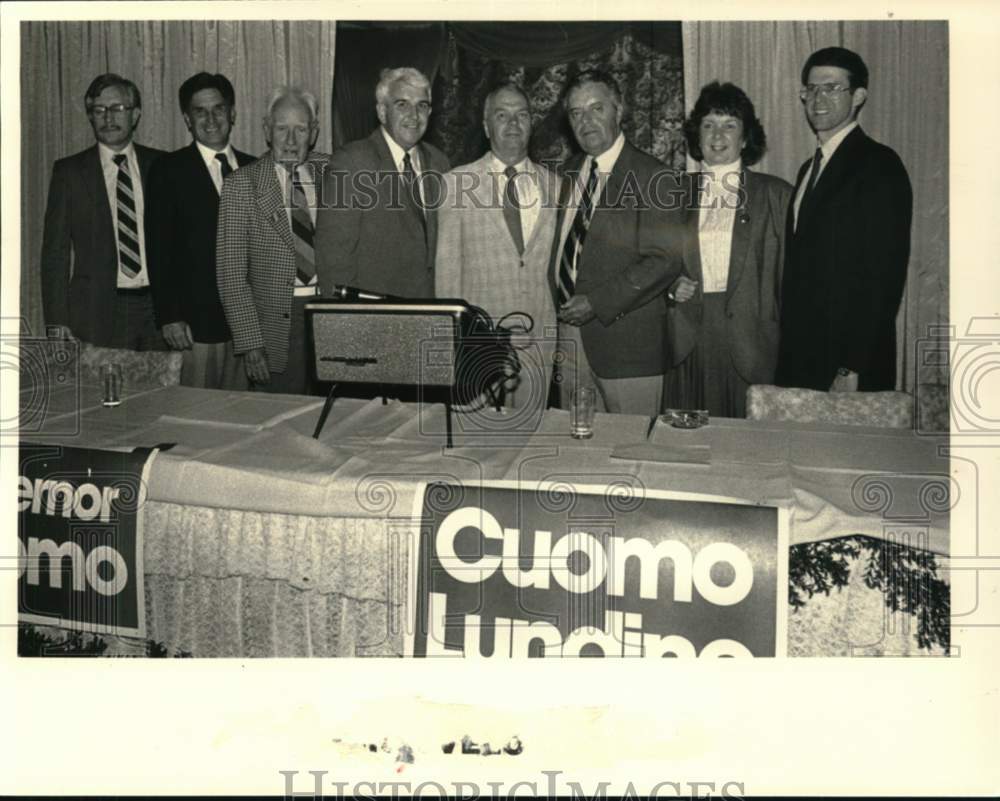 1986 Press Photo Politicians pose at campaign event in Troy, New York - Historic Images