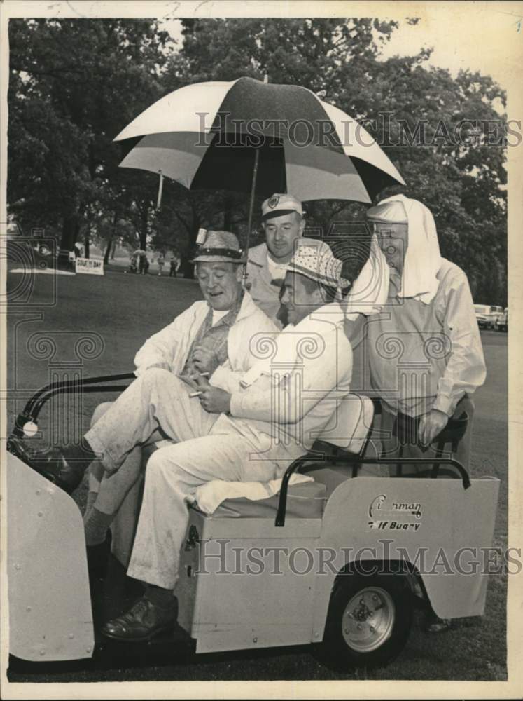 1961 Press Photo Chamber of Commerce group chats on Albany, New York golf course - Historic Images