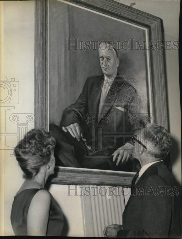 1962 Dolores Bridges & Senator Barry Goldwater admire portrait-Historic Images