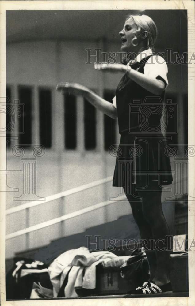 1972 Press Photo Carol Pojezny teaches cheerleading course in New York - Historic Images