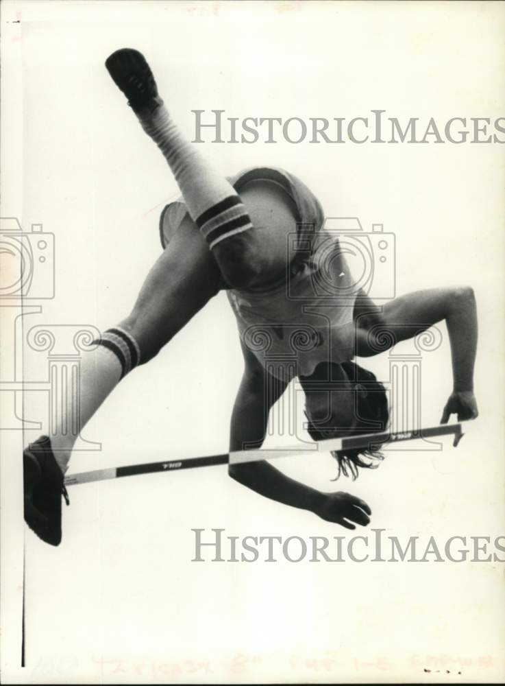 1974 Press Photo Christian Brothers Academy pole vaulter Joe DeMaria, New York - Historic Images