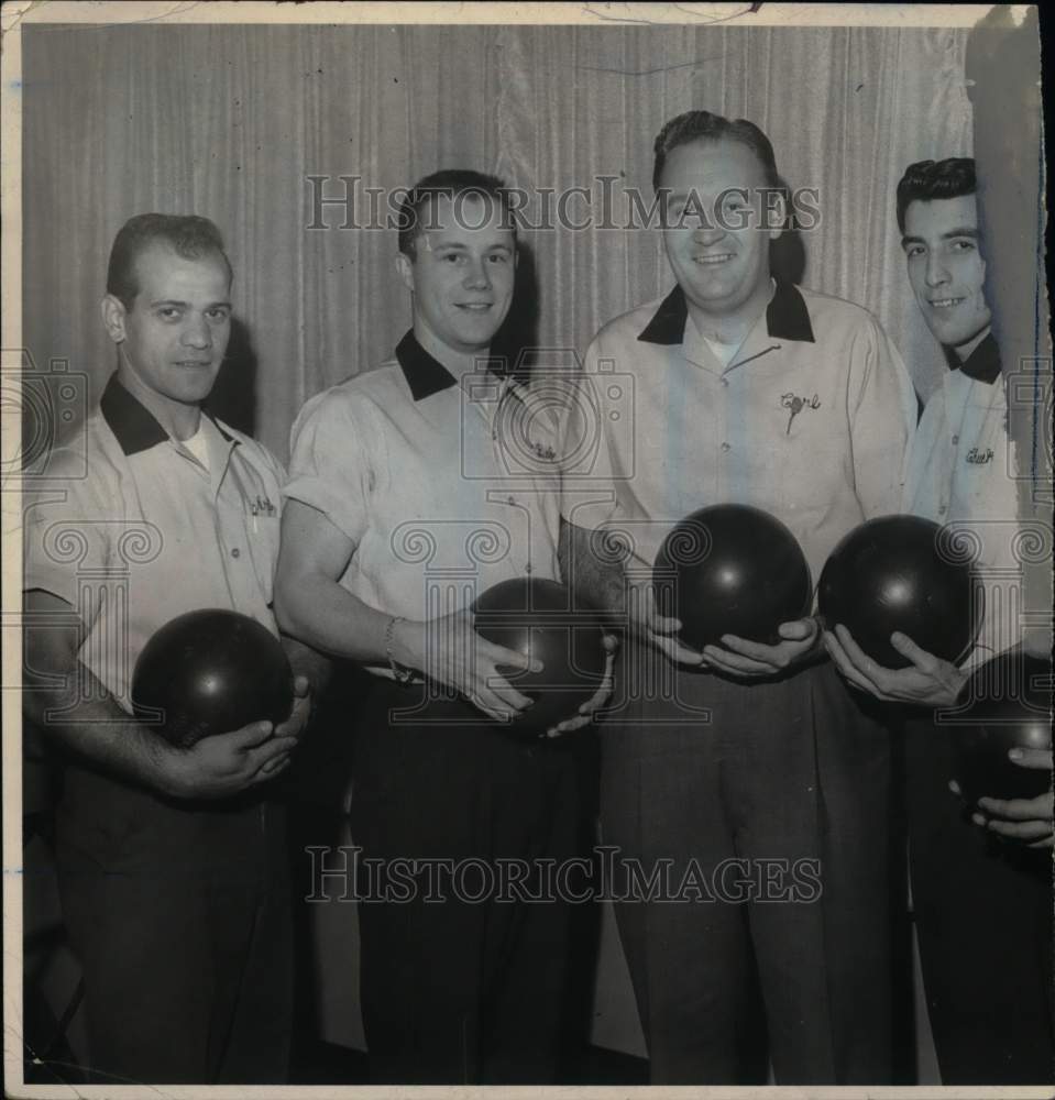 Press Photo McCaddens Insurance bowling team poses in New York - tua80179 - Historic Images