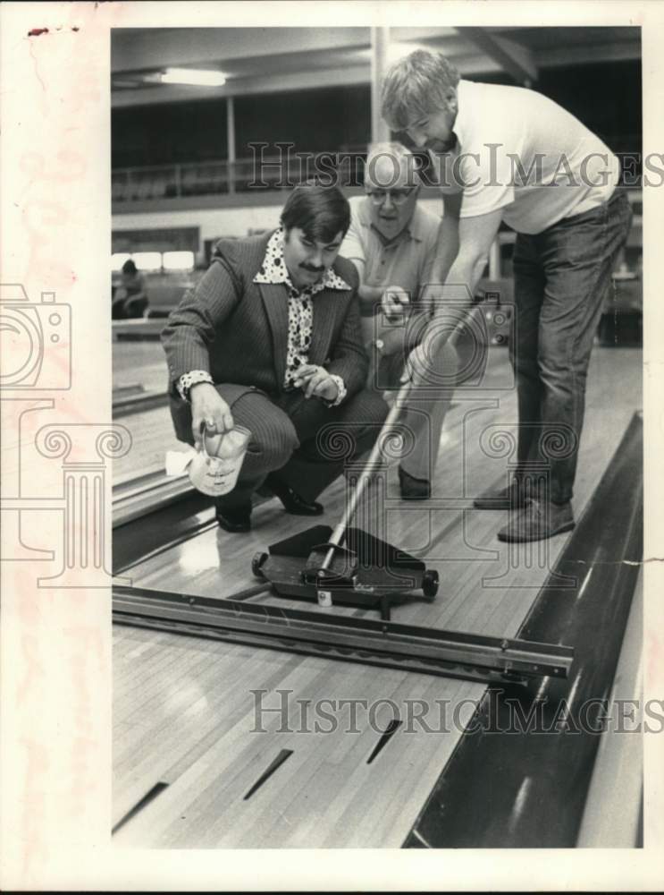 1976 Press Photo Crew resurfaces lanes at Schade&#39;s bowling alley, Albany, NY- Historic Images