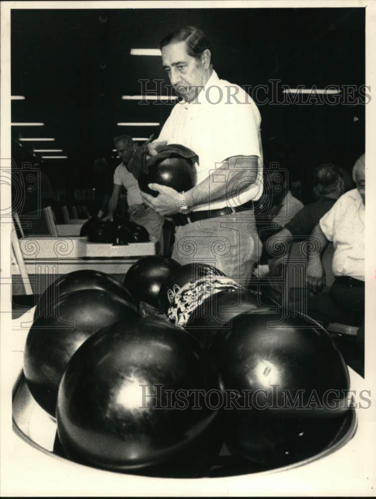 1984 Press Photo Don Sardisco at Sunset Bowling lanes in Albany, New York- Historic Images