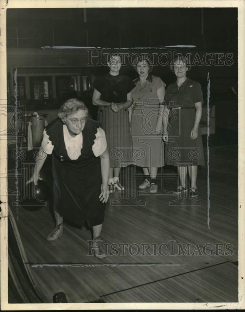 Press Photo Ladies watch colleague bowling in New York - tua80397 - Historic Images