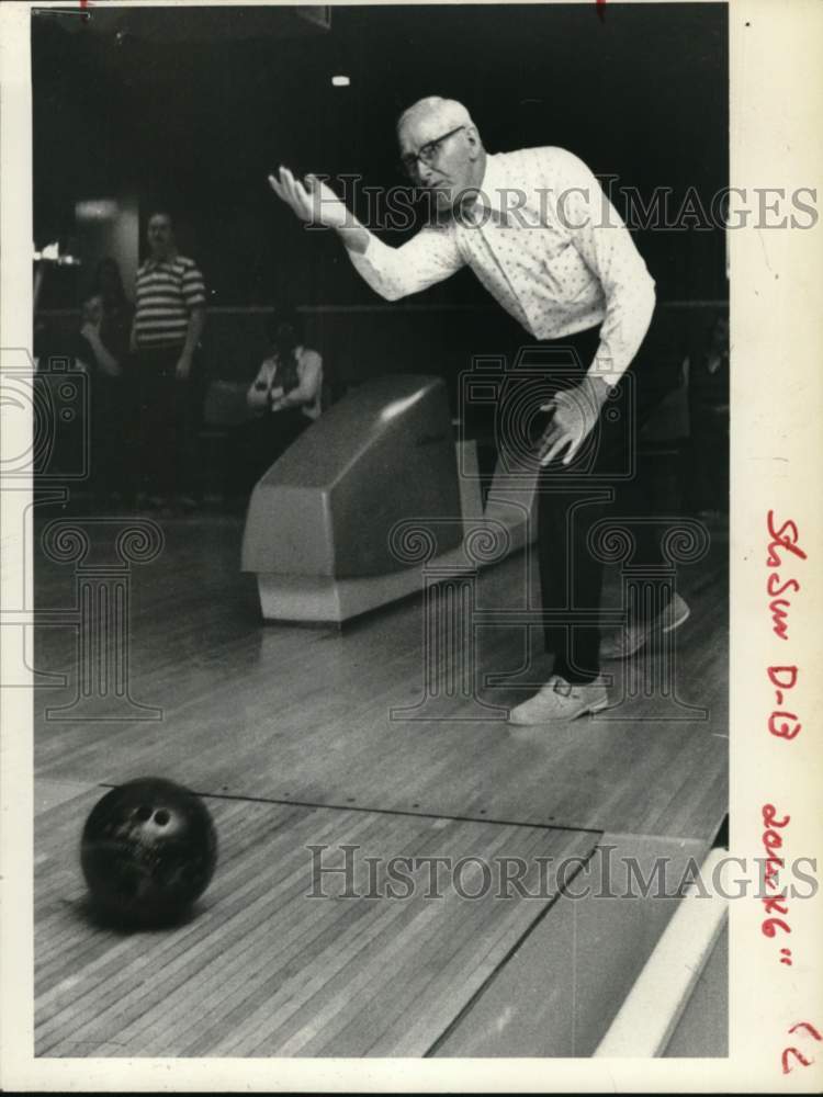 1976 Press Photo Bob Bowering bowling in New York - tua80408 - Historic Images