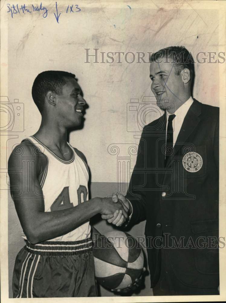 1967 Press Photo Hub Bowen with New Mexico State University official - tua80414 - Historic Images