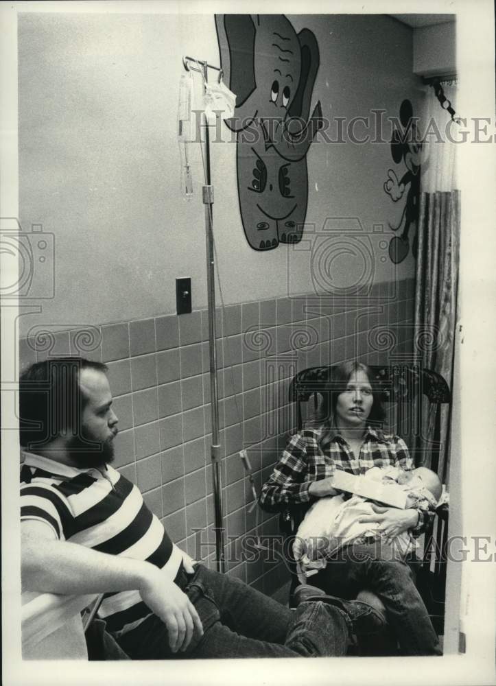 1982 Press Photo Parents with infant in Albany, New York hospital recovery room - Historic Images