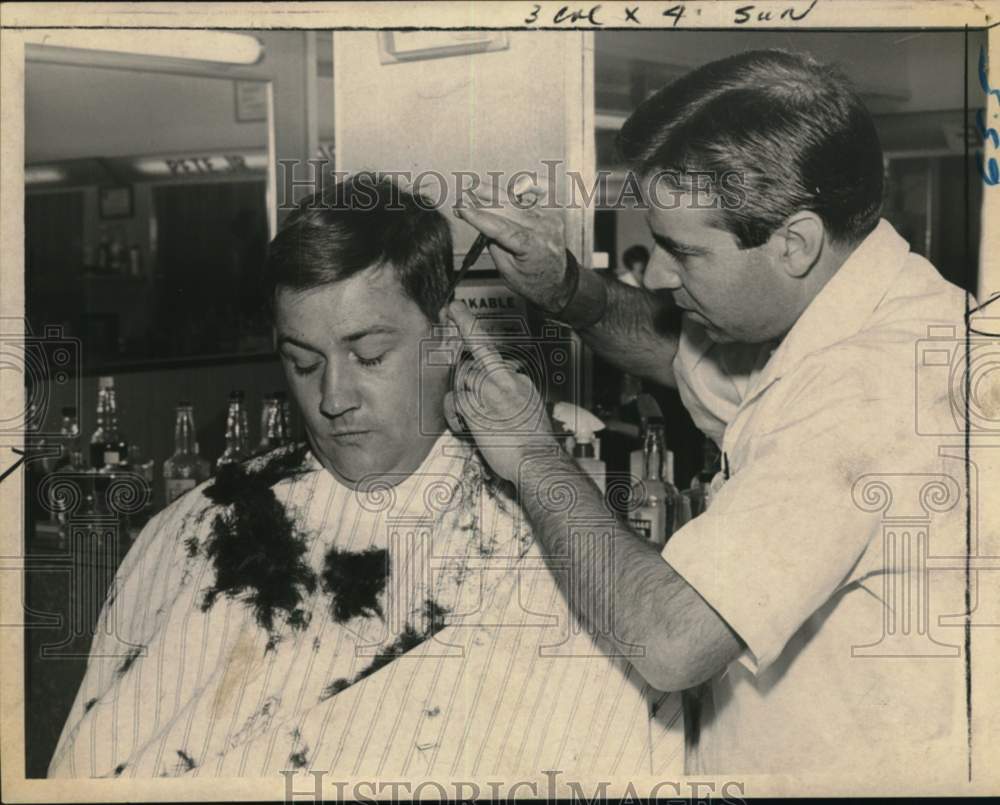 1965 Serge Pistella styles John Cowe&#39;s hair in New York-Historic Images