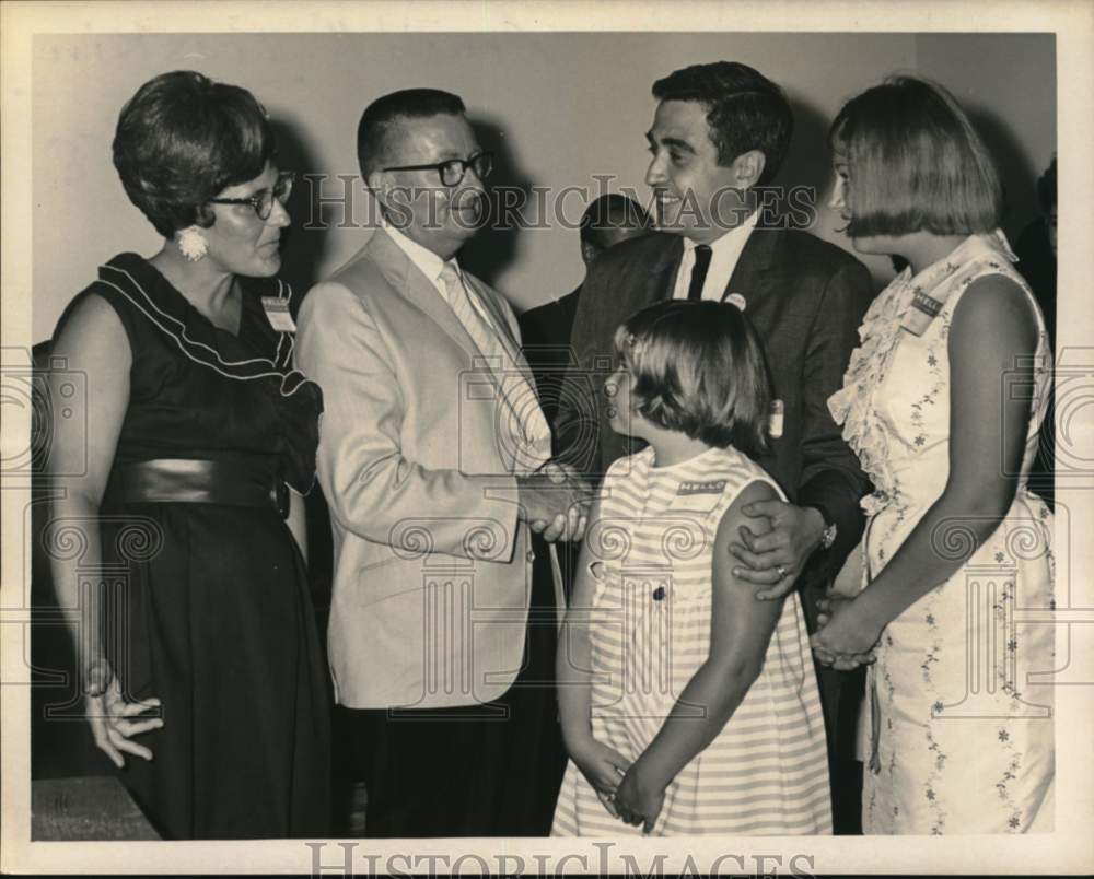 1968 Arnold Proskin chats with Palmer family in New York-Historic Images