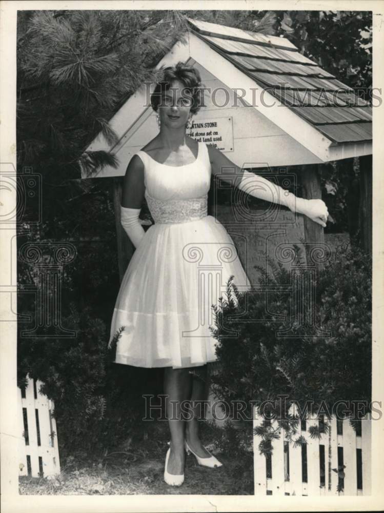 1962 Mrs. Albert Callan Jr. poses in dress in New York-Historic Images
