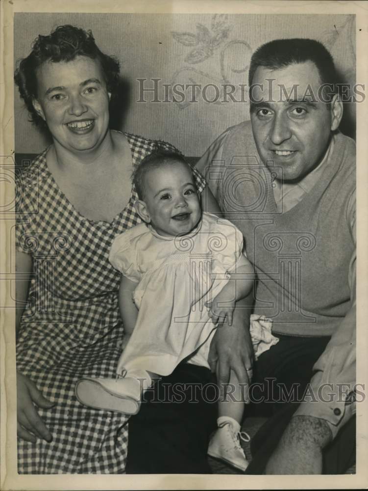 1962 Mr. &amp; Mrs. Carlo Carlino with daughter Ann Marie in New York-Historic Images