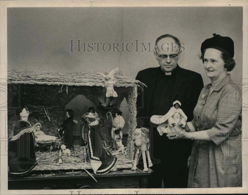 1964 Acolyte Adams &amp; Mrs. Frederick Comstock with creche in New York-Historic Images