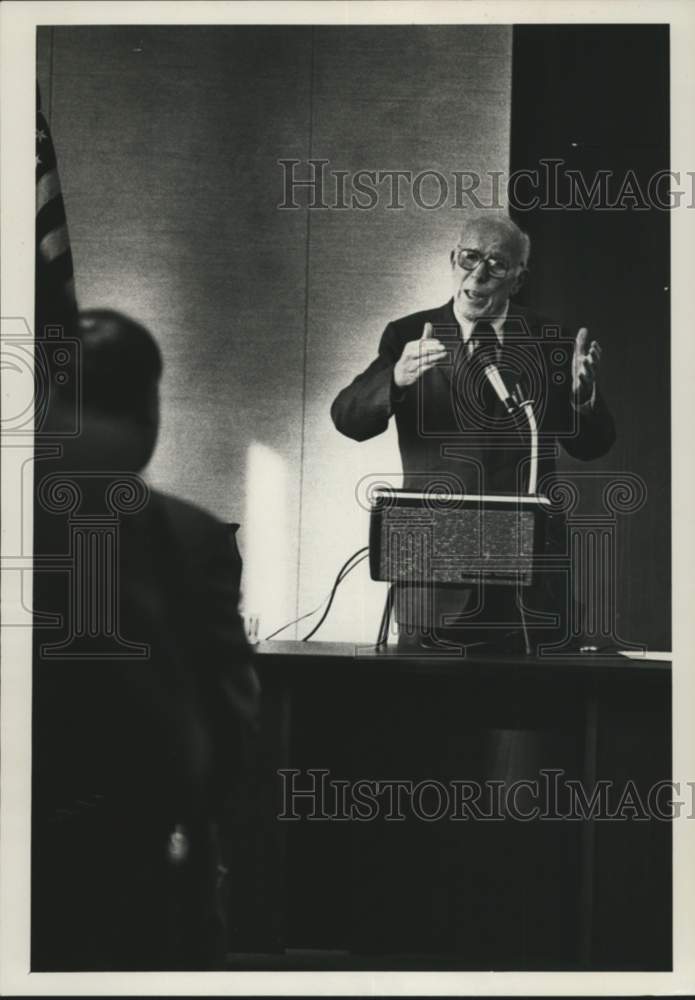 1981 Press Photo Rene DuBois giving lecture in New York - tua88035 - Historic Images
