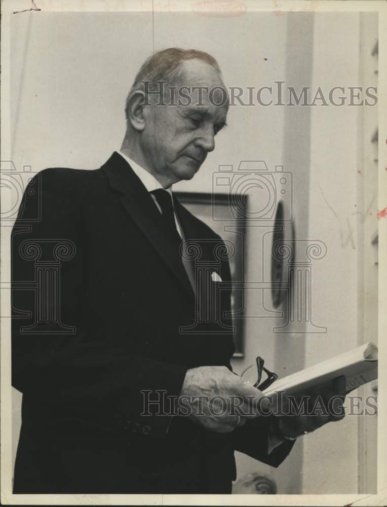 1964 Press Photo Admiral Karl DÃƒÂ¶nitz reading a book - tua88338- Historic Images