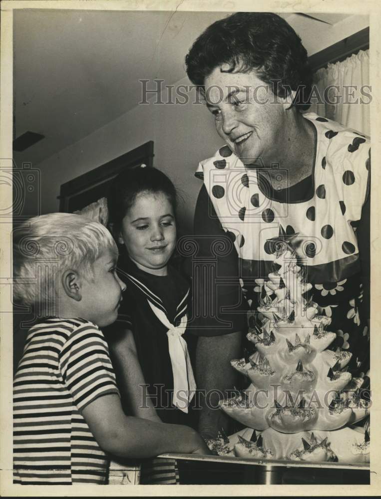 1966 Press Photo Group pulls ceramic Christmas tree from kiln in New York- Historic Images