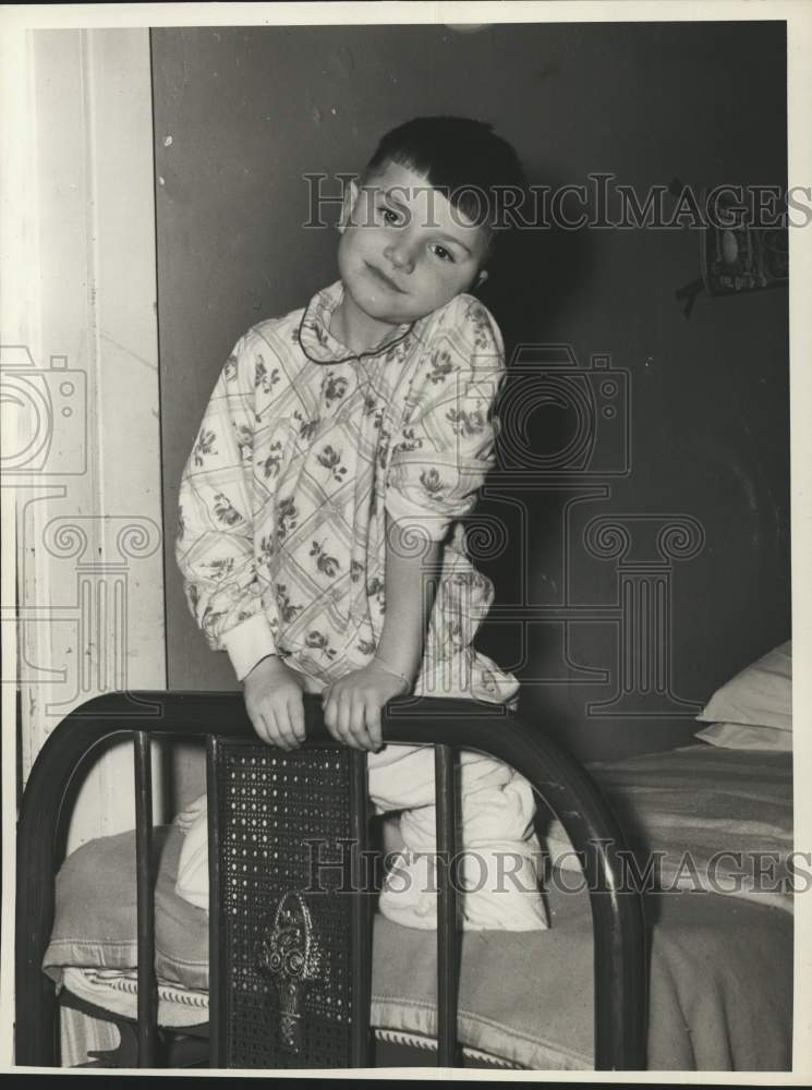 1941 Press Photo Freddie Carl on bed in his New York home - tua90716 - Historic Images