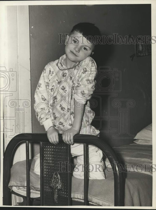 1941 Press Photo Freddie Carl on bed in his New York home - tua90716 - Historic Images