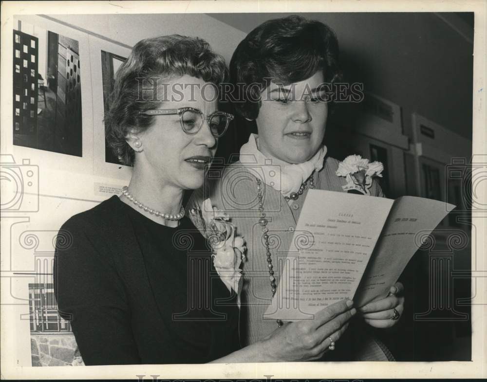 1962 Anita Dunn with Susan Scher in Albany, New York-Historic Images