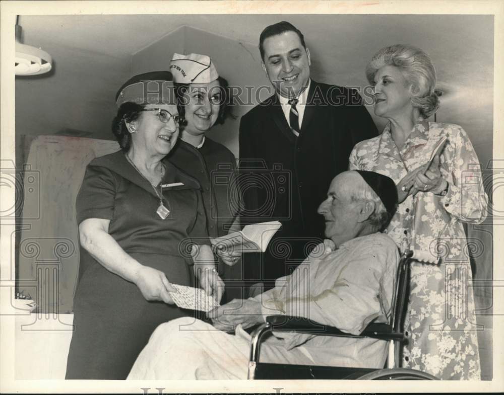 1965 Cantor Harold Dworking with Jewish Women's group in New York-Historic Images