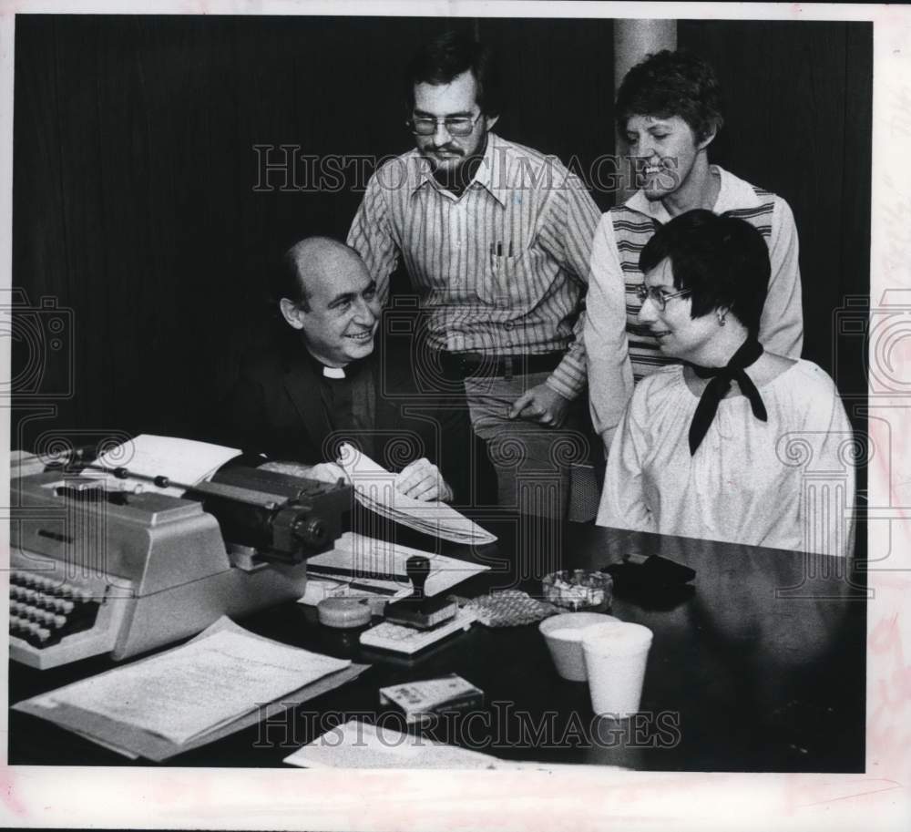 1971 Press Photo Reverend Ralph DiPasquale chats with group in New York- Historic Images