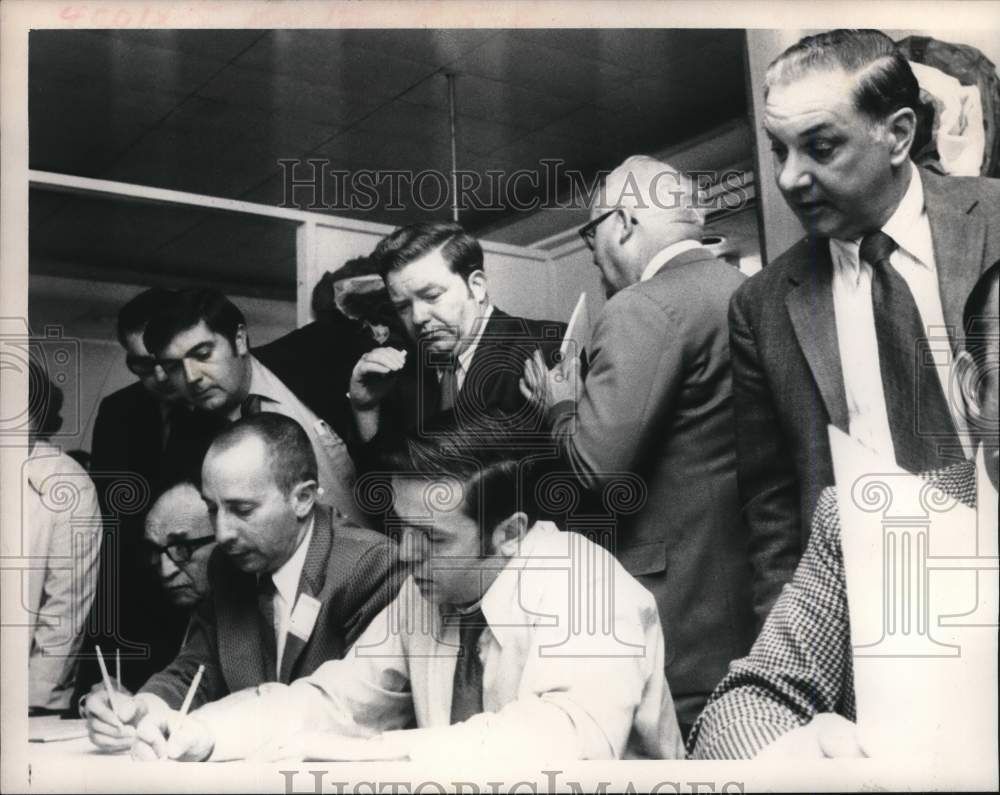1972 Press Photo Workers count election returns at Nixon headquarters, New York - Historic Images