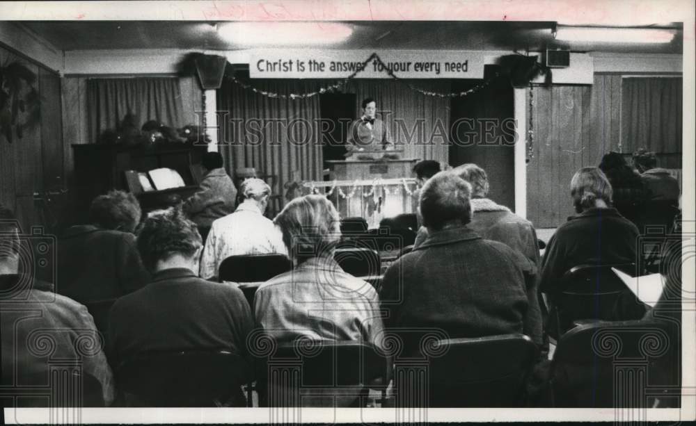 1974 Press Photo Fred Seymour speaks at Capital City Rescue Mission, Albany, NY- Historic Images