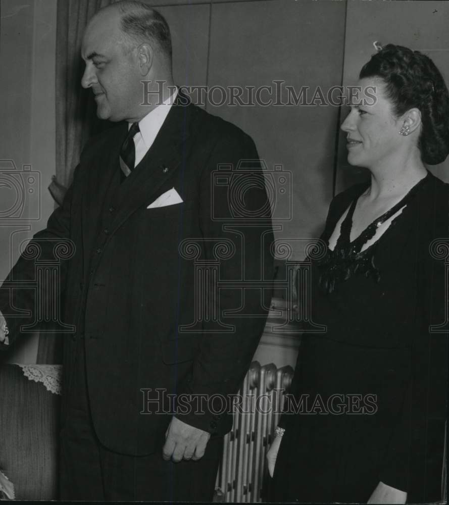 1945 Press Photo Colonel &amp; Mrs. Bertran Fay in New York - tua93481- Historic Images