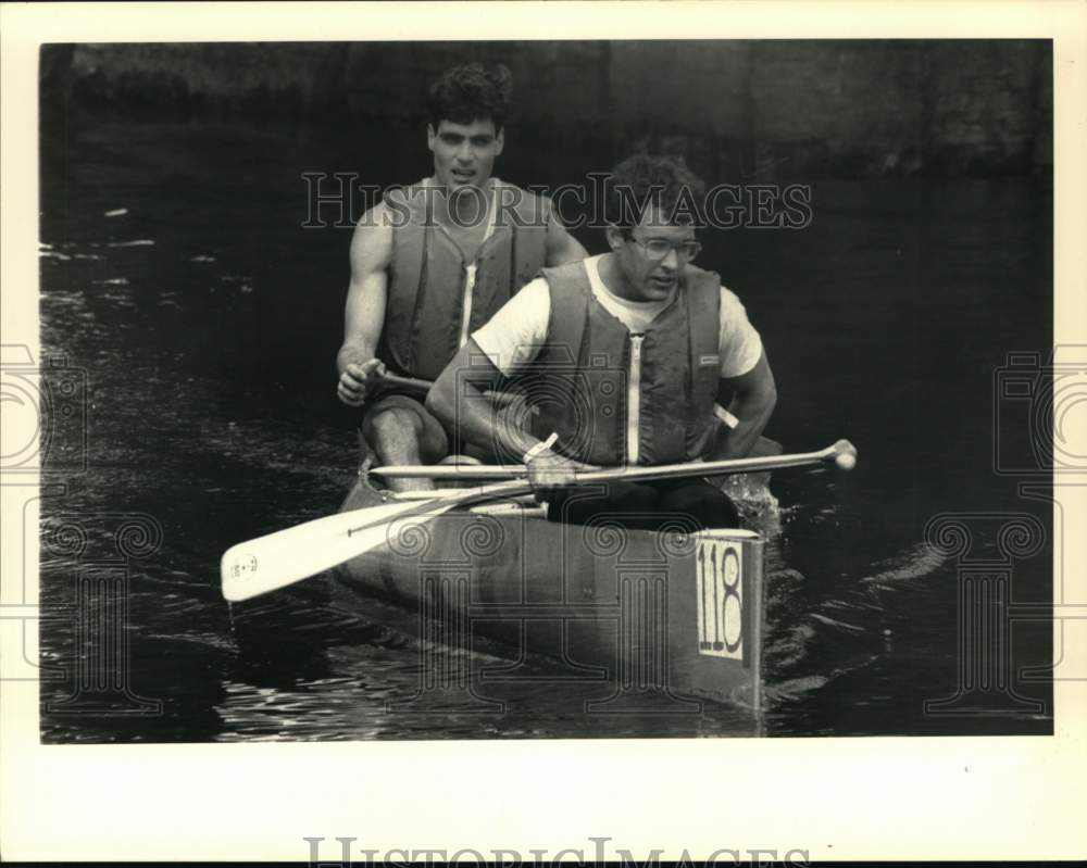 1986 Press Photo Tom Taylor &amp; Dave Roberts win canoe race in New York - Historic Images