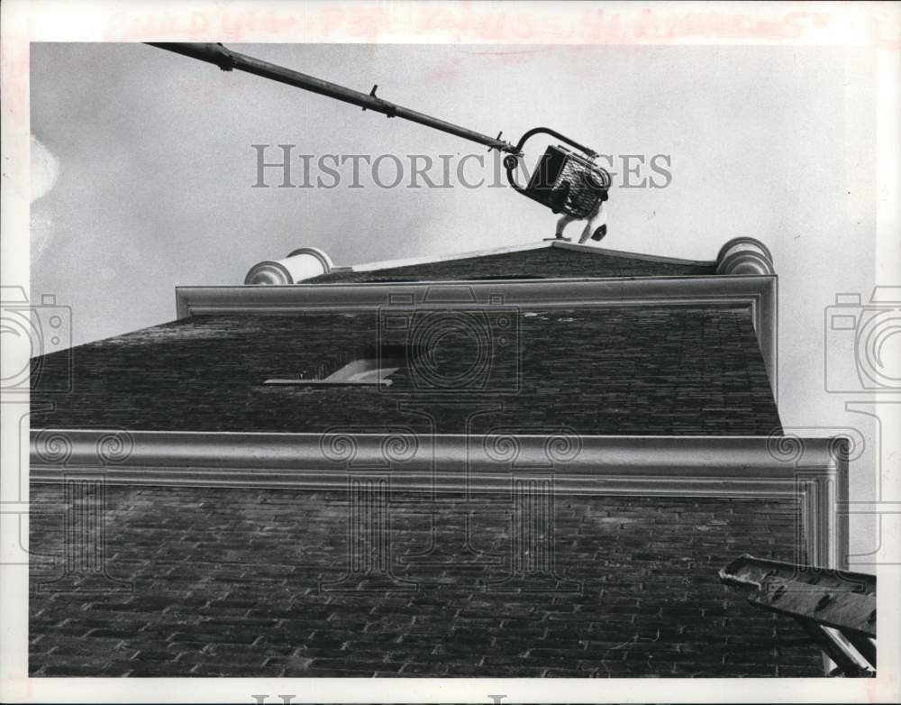 1977 Press Photo Mike Palermo painting Emmanuel Baptist Church, Schenectady, NY - Historic Images