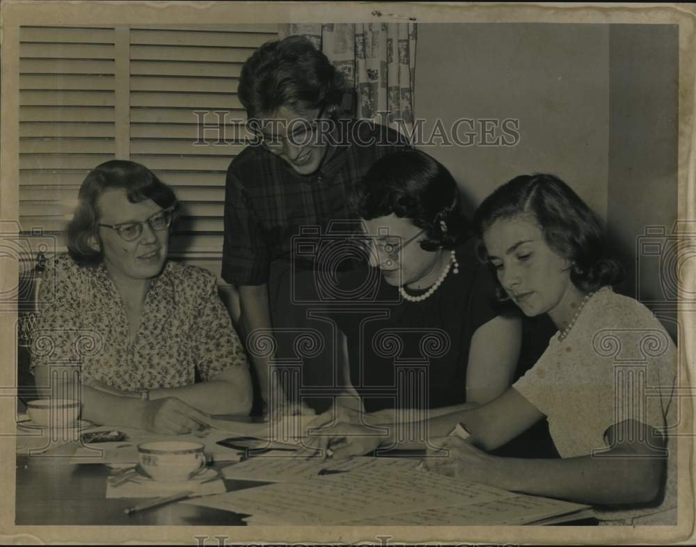 1963 Press Photo Holyoke Alumnae Club plans lecture series in New York - Historic Images