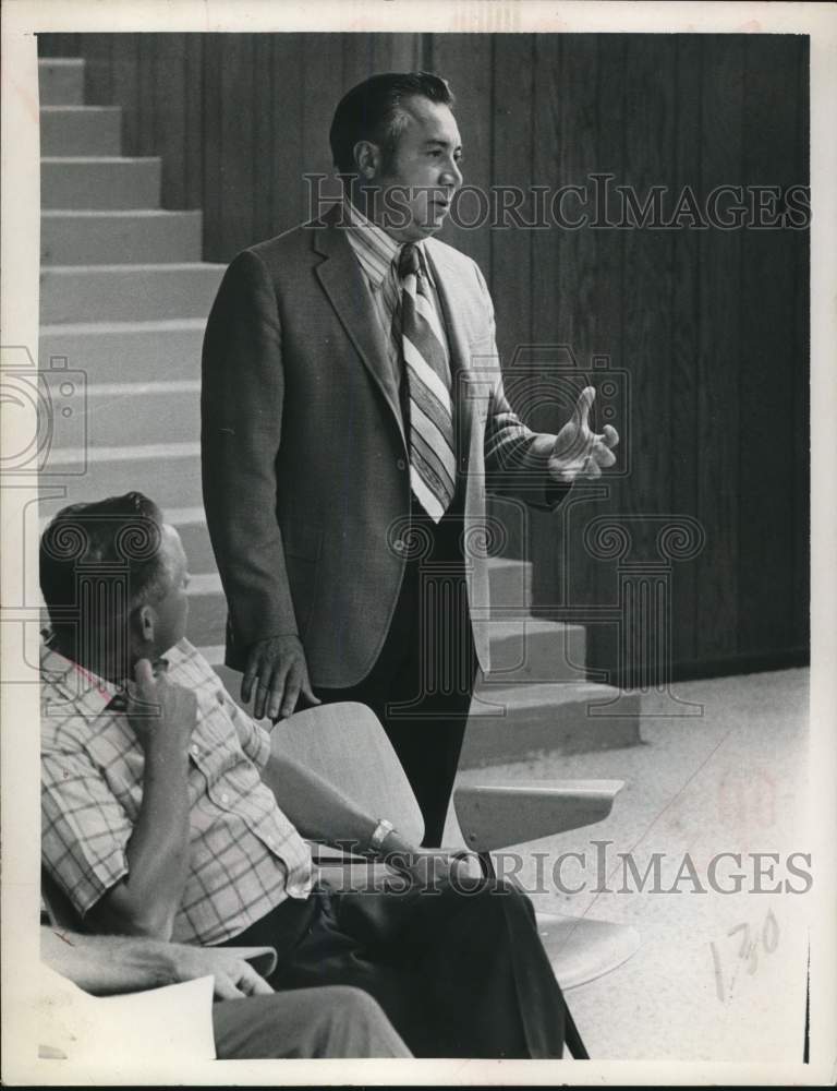 1972 Press Photo Richard Della Ratta speaking in New York - tua96467 - Historic Images