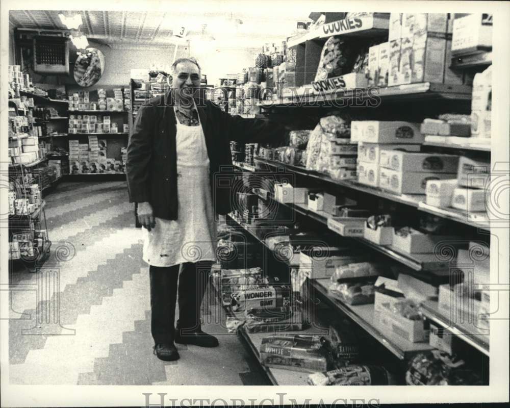1981 Press Photo Sal Franze at Franze Market - tua96901 - Historic Images