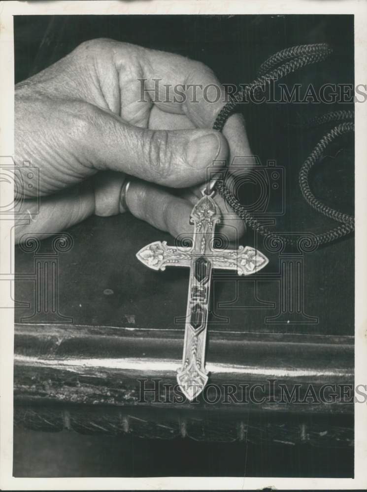 1963 Gold cross of Reverend Dr. W. Jusserand de Forest in New York-Historic Images