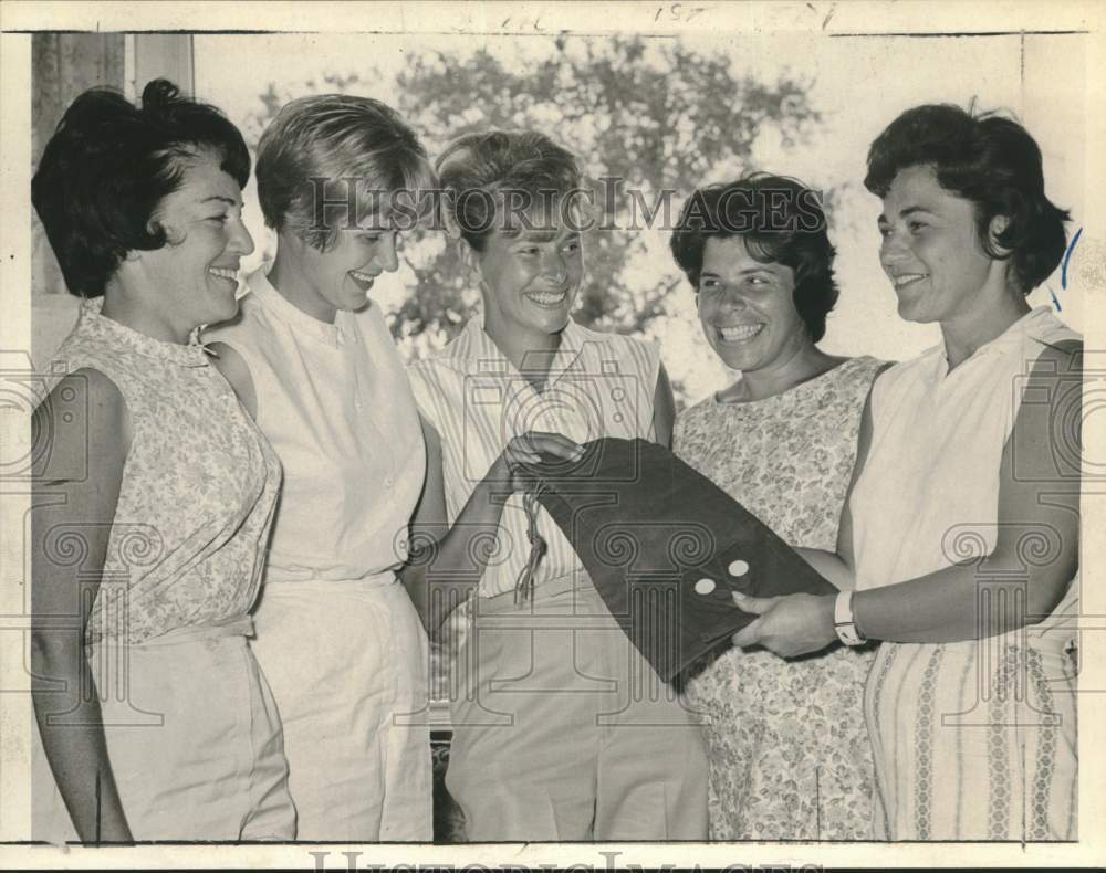 1965 Mrs. Chester Fienberg chats with ladies in New York-Historic Images