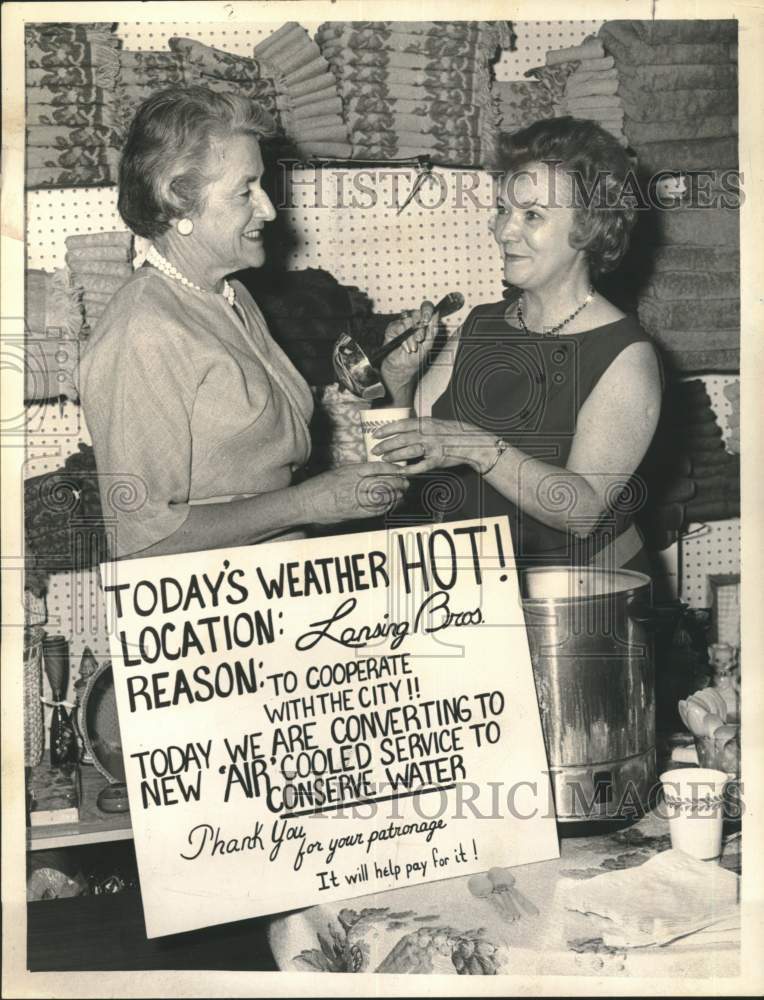 1965 Lansing Bros. manager serves iced tea to customer in New York-Historic Images