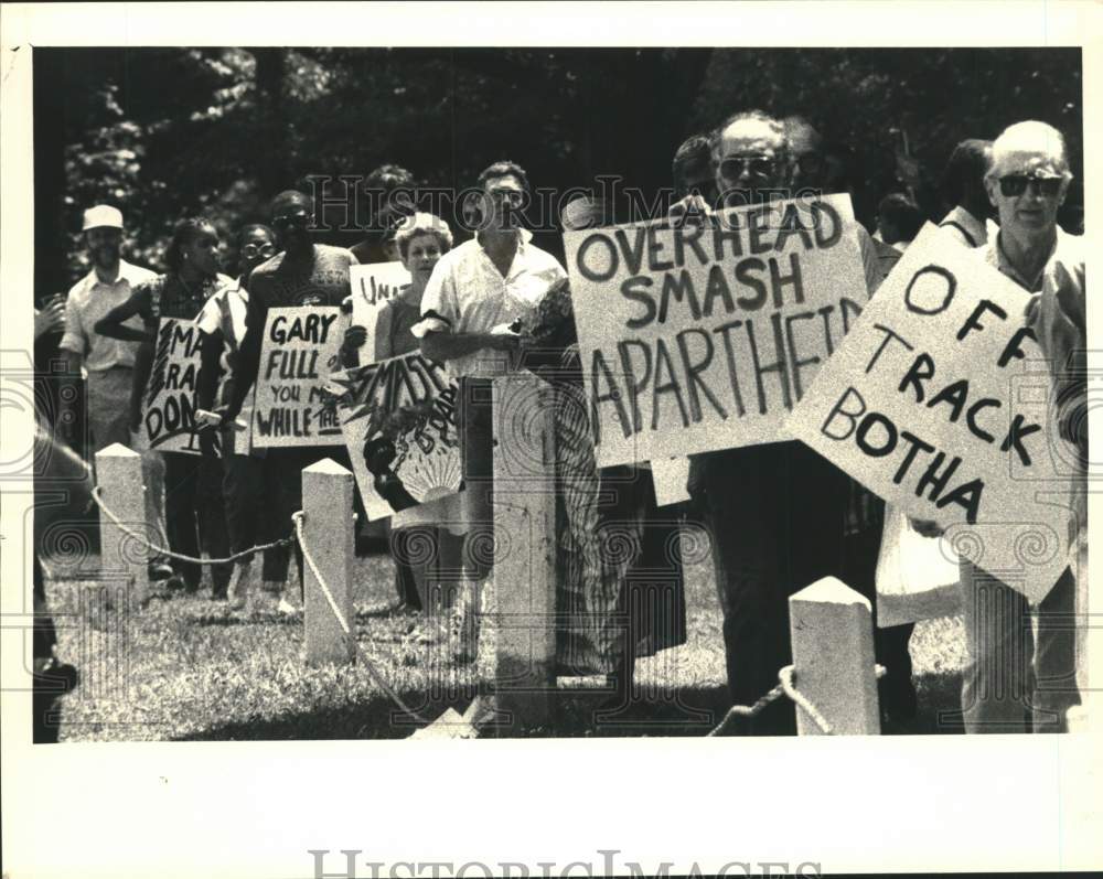 1987 Press Photo Protesters at OTB Tennis tournament in Schenectady, New York - Historic Images