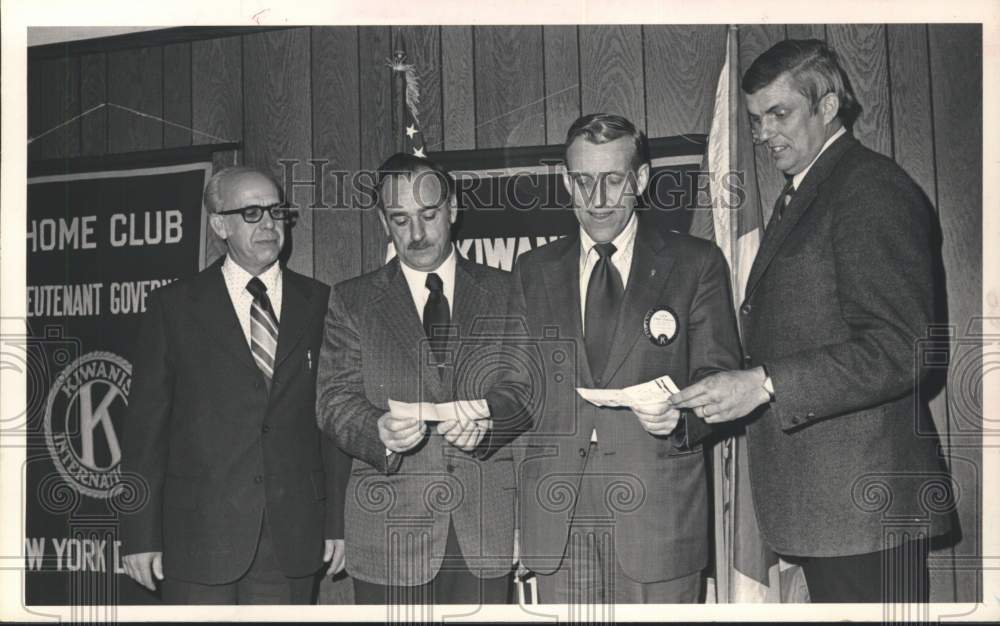 1973 Press Photo Kiwanis Club officials confer during meeting in New York- Historic Images