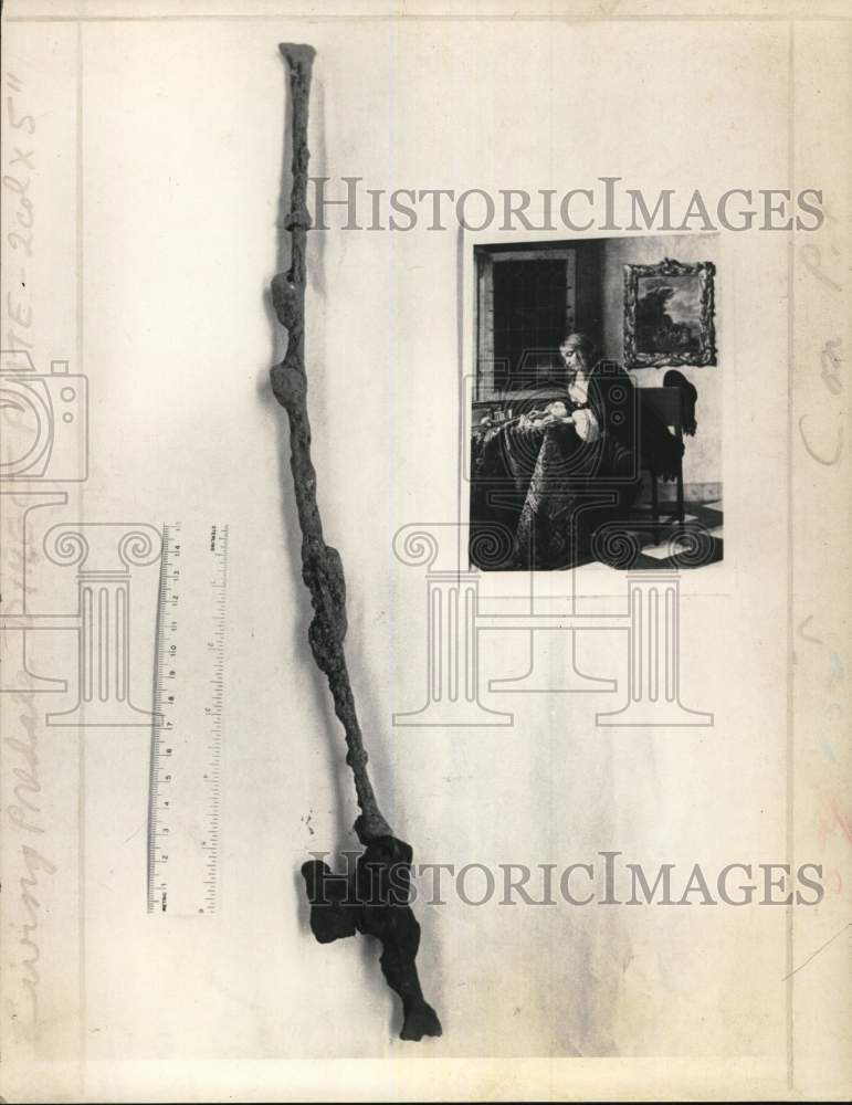 1971 Press Photo Iron bar from leaded casement window, circa 17th century- Historic Images