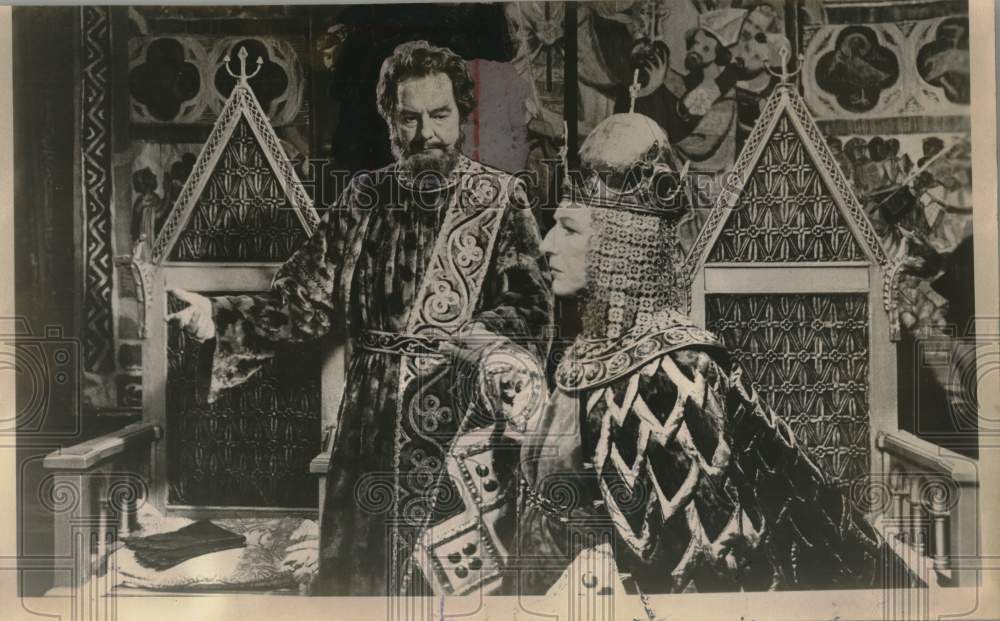 1960 Maurice Evans with costar in scene from &quot;Macbeth&quot;-Historic Images