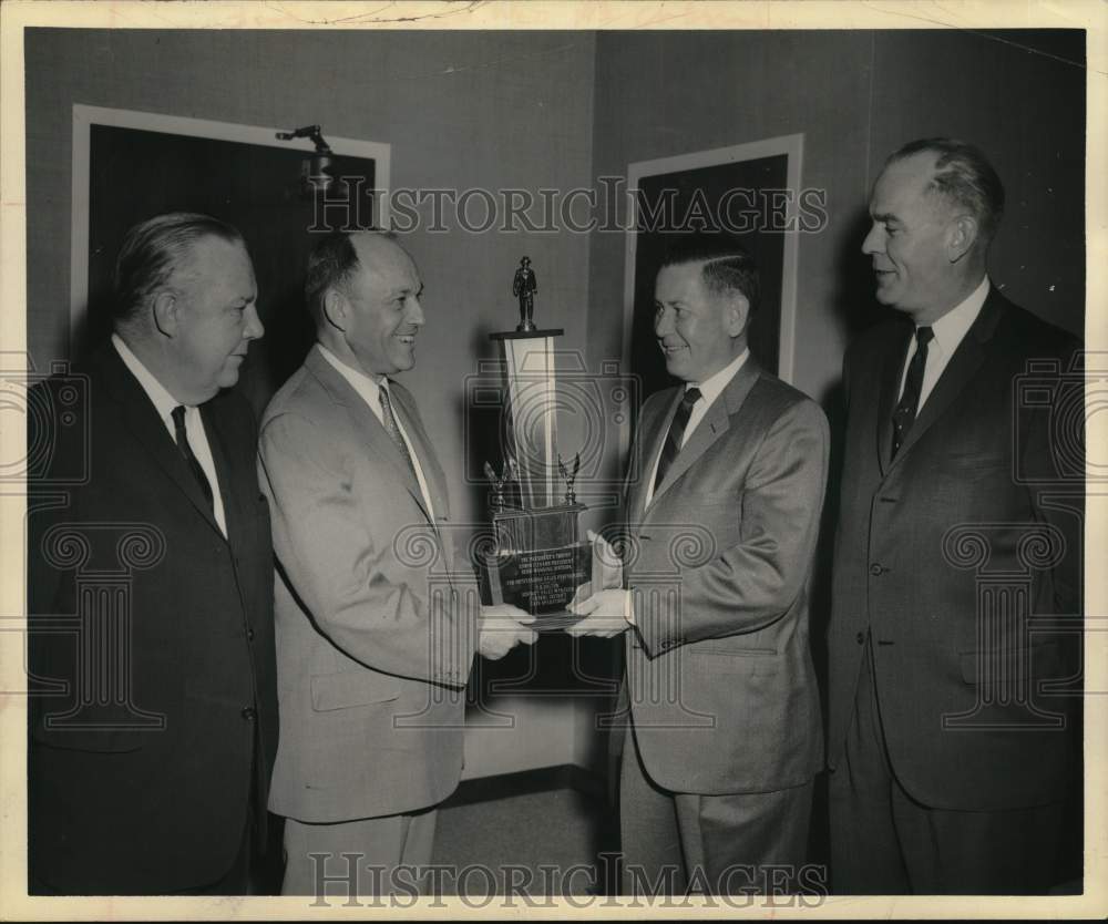 1965 Press Photo Edwin Evans and colleagues pose with trophy in New York - Historic Images