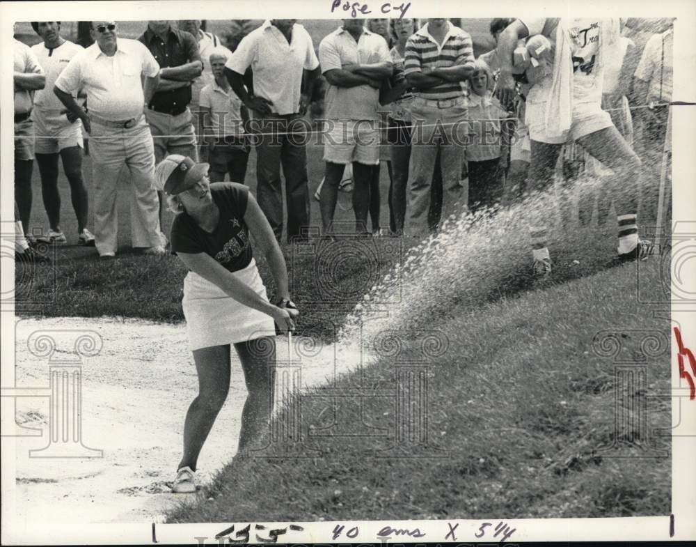 1978 Press Photo Holly Hartley hits from sand during round of golf in New York - Historic Images