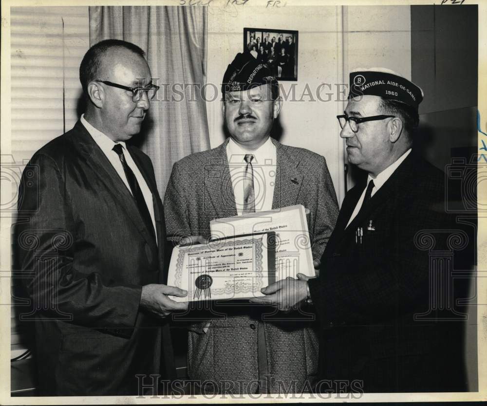 1965 Press Photo VFW officials present awards during ceremony in New York - Historic Images