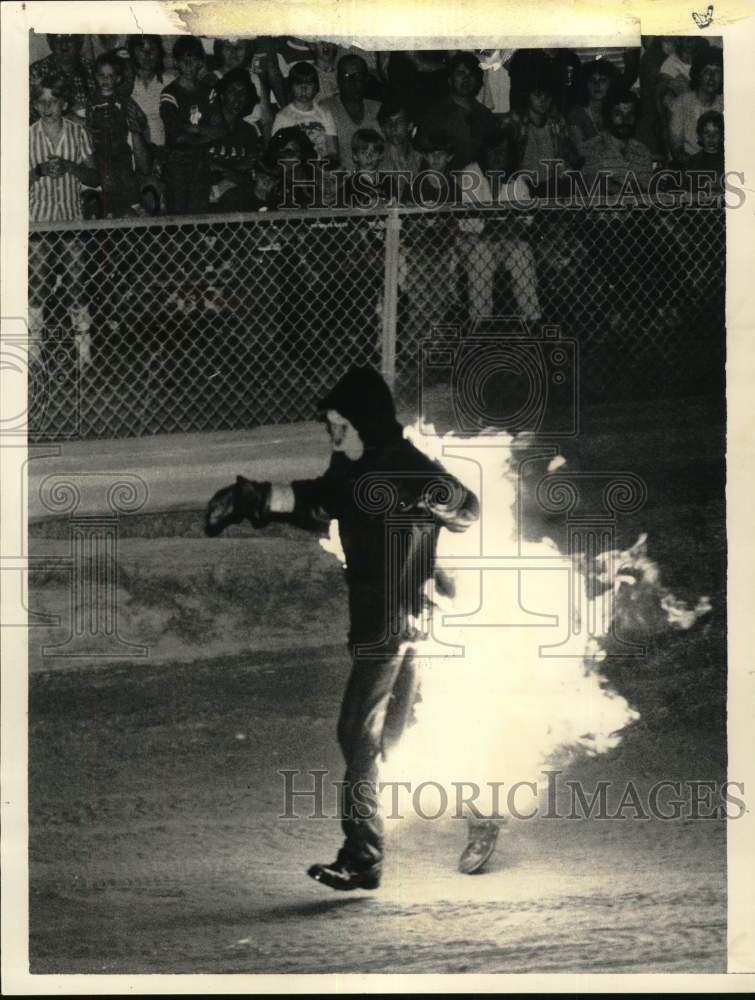 1985 Press Photo A flaming man performs at the Saratoga County Fair in New York - Historic Images