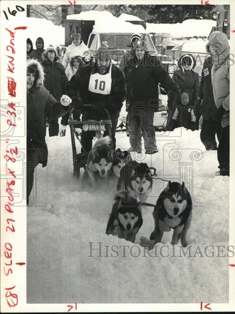 1978 Press Photo Sled dog racer and team in deep snow in New York - tub02959 - Historic Images