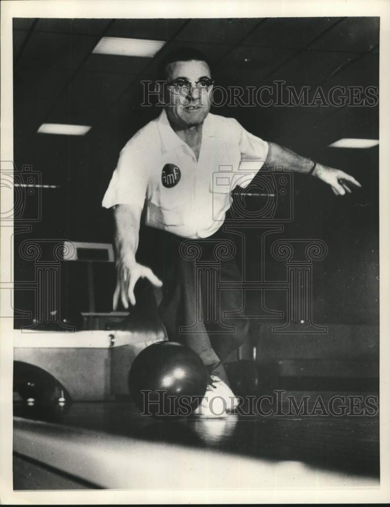 1960 Press Photo Lou Campi at bowling alley in New York - tub02996- Historic Images