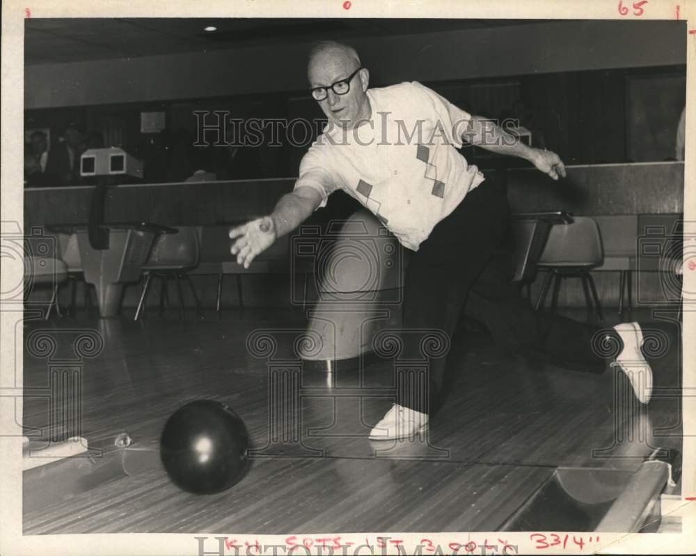 1966 Press Photo Bob Gardner at bowling alley in New York - tub03421- Historic Images