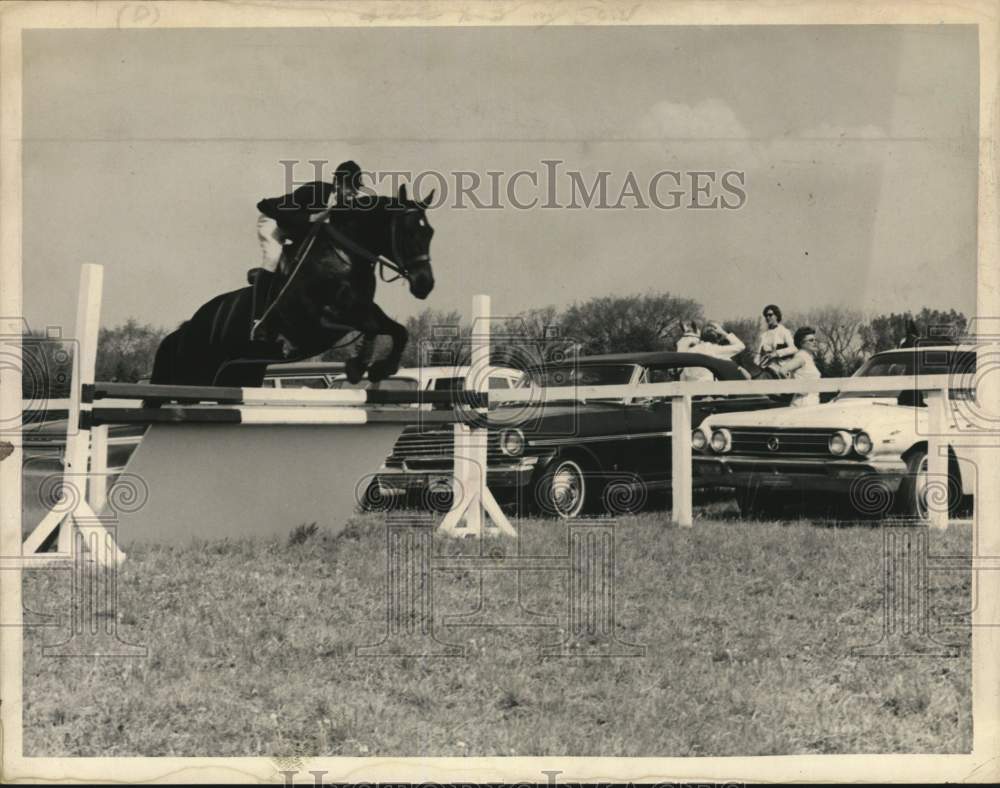 1964 Press Photo Rider Phil Loomis and horse Thornton jump an obstacle - Historic Images