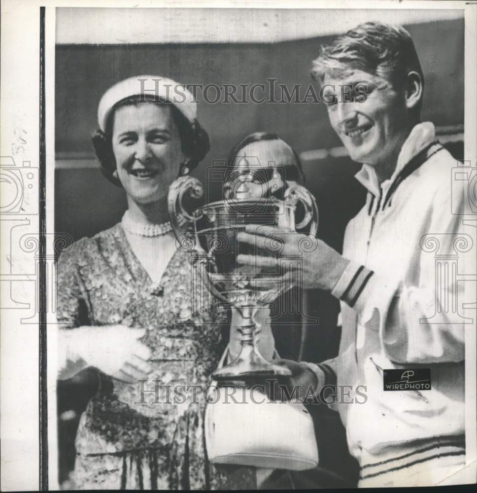 Press Photo The Duchess of Kent presents tennis trophy to Lew Hoad - tub04385 - Historic Images