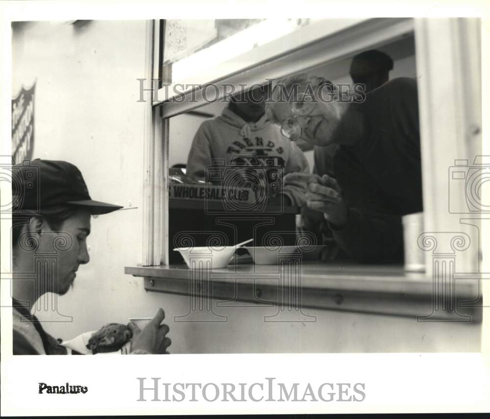 1992 Press Photo Homeless man gets food from Salvation Army truck in New York- Historic Images